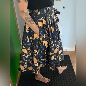 Black and gold full skirt with lining and pockets